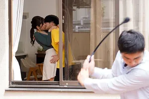 Tối nay tôi sẽ hẹn hai cô gái trẻ để quan hệ tay ba. Tôi đã chuẩn bị hai bộ đồ gợi cảm. Tôi nhấc mông lên và chạm vào âm hộ của mình. Sau khi tắm xong, tôi thay nhau nằm trên ghế sofa quan hệ tình dục.