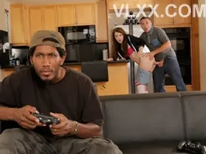 Gã quản lý biến thái địt em mẫu ảnh ngoài hành lang