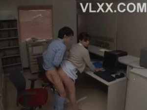 Bà nội trợ cởi đồ và quan hệ với con trai