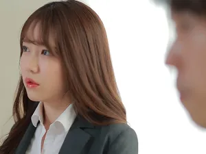 đôi chân dài tuyệt đẹp của nữ giáo viên mới