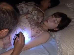 Đồ khốn nạn thật! Một cô mèo cạo lông hiếm hoi, một cô loli nhỏ trong bộ đồng phục học sinh, với đôi chân giơ lên và cô mèo dang rộng, cận cảnh một cô mèo siêu chặt với một cái mông to và những ngón tay đang xoa bóp cô mèo