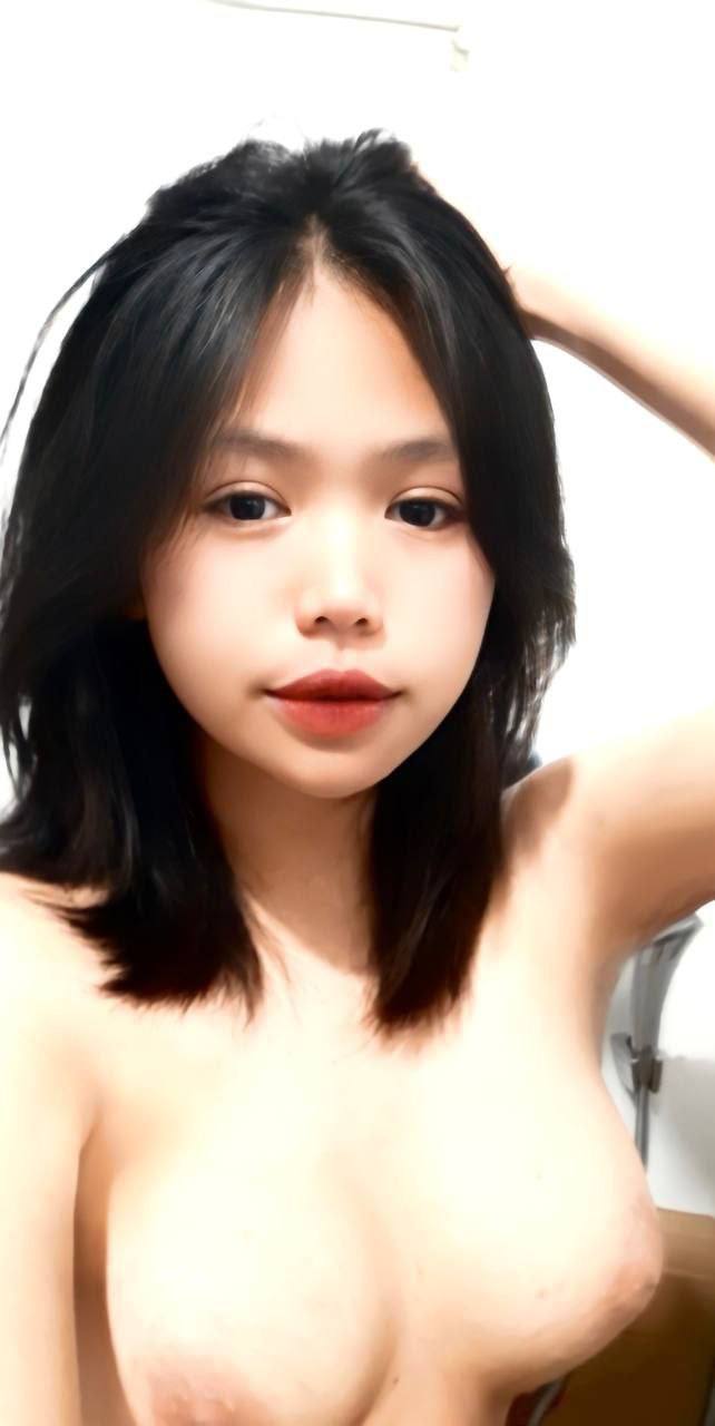 Bị tên sếp xấu tính bắn tinh đầy lồn khi đi công tác