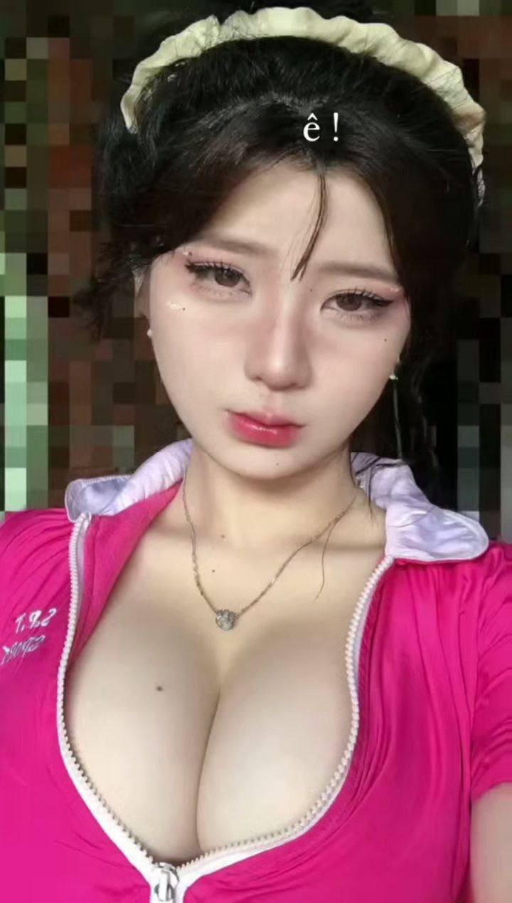 [Gã khốn nạn] Một nữ thần nổi tiếng trên mạng, đi tất đen, chân đẹp và giày cao gót, một chiếc máy rung đen lớn rung chuyển âm hộ của cô ấy, và cô ấy không thể chịu đựng được...